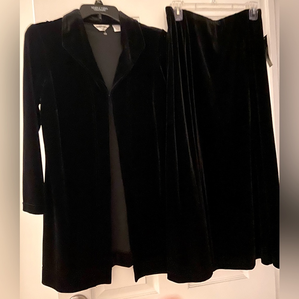 NWT LAURA ASHLEY 2 PC ANKLE LENGTH SKIRT & FLY AWAY JACKET IN BLACK VELVET